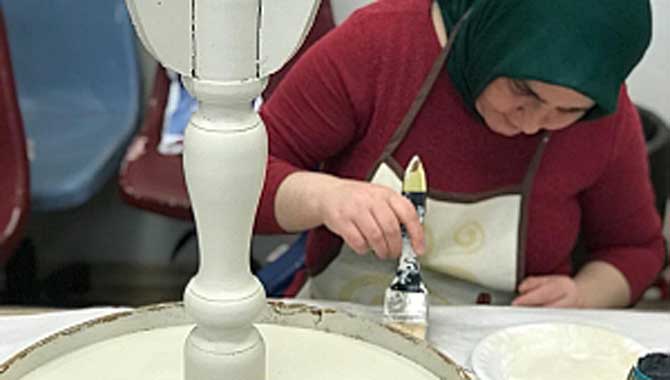 Engelsiz hobi kurslarında eski eşyalar yenileniyor