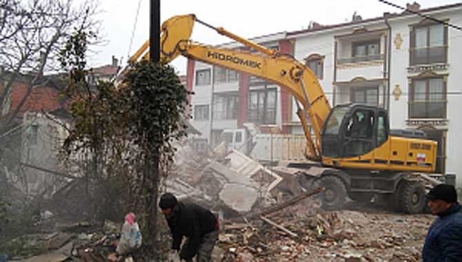 ERENLER’DE METRUK BİNALARIN YIKIMI SÜRÜYOR