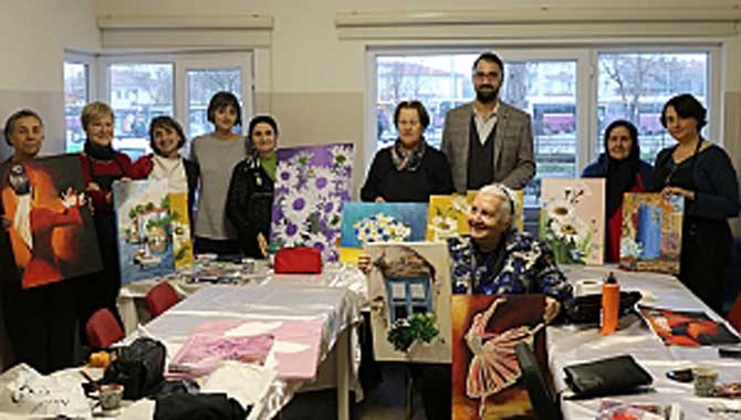 Farklı branşlarda uzman personeller yaşlıların yanında
