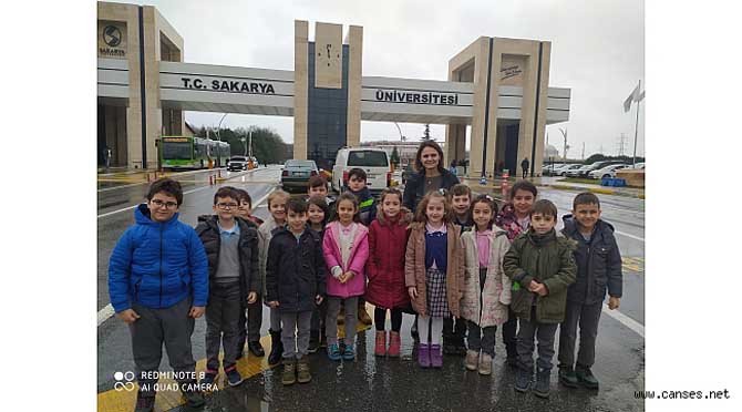 Minik Öğrencilerden Sakarya Üniversitesi Çıkartması