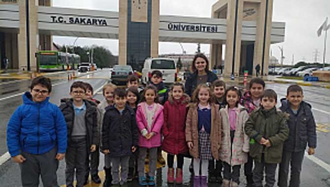 Minik Öğrencilerden Sakarya Üniversitesi Çıkartması