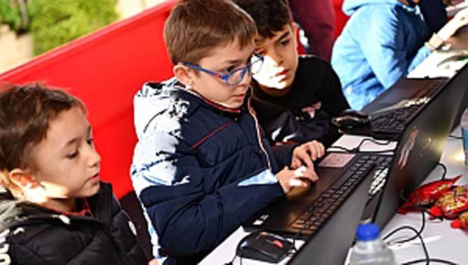 YARINI KODLAYANLAR MİNİBÜSÜ, 12 HAFTALIK İSTANBUL TURUNA SİLİVRİKAPI’DAN BAŞLADI