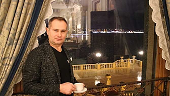 Akif Yener. Çırağan Sarayı'nda 