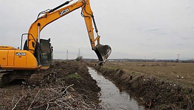 DRENAJ KANALLARI SAKARYA BÜYÜKŞEHİR EKİPLERİNCE TEMİZLENİYOR