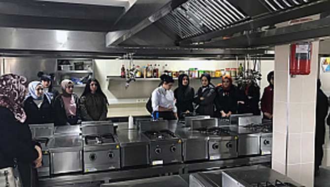 Liseli aşçı adayları SUBÜ mutfağında 