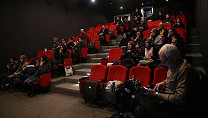 Mustafa Düzgünman Ebru sanatını öğrencilerine aşılamıştır 