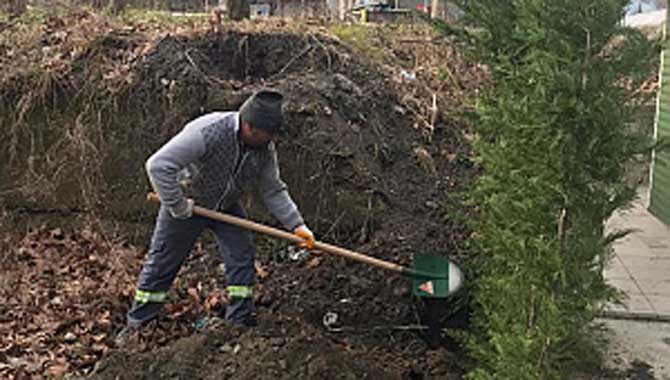 Park Bahçeler Müdürlüğü Çalışıyor, Sapanca Güzelleşiyor 