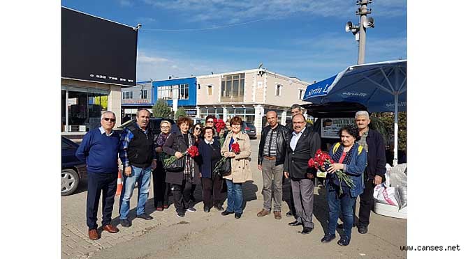 CHP’li kadınlar pazarda karanfil dağıttı