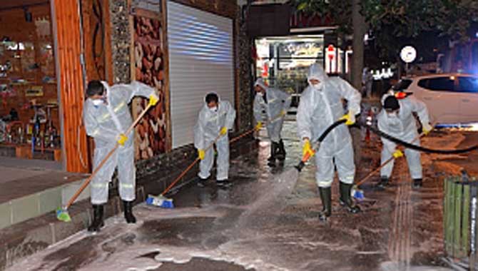 KÖŞE BUCAK KÖPÜKLÜ SUYLA YIKANIYOR 