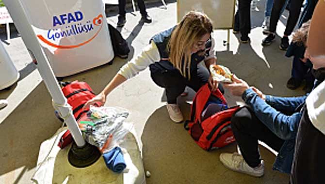 Öğrenciler Deprem Tatbikatını İlgiyle İzledi 
