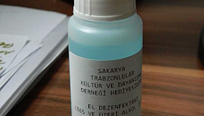 Trabzonlulardan sağlık çalışanlarına el dezenfektanı 