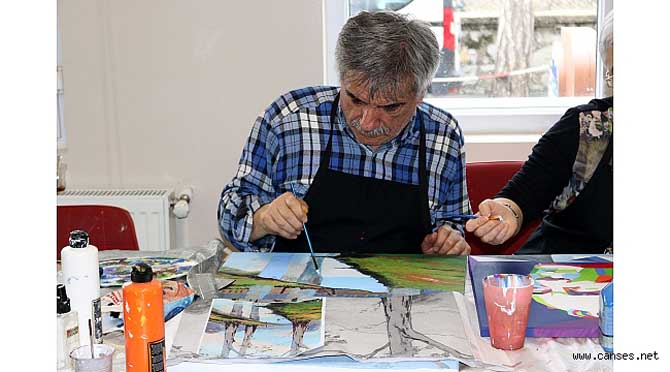 Yaşlılar sergileyecekleri eserleri özenle hazırlıyor