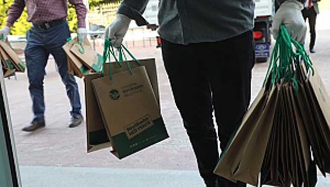 Büyükşehir’den karantinadaki misafirlere hediye paketi... 