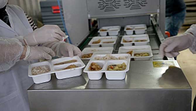 İhtiyaç sahiplerine sıcak yemek desteği Büyükşehir’den 