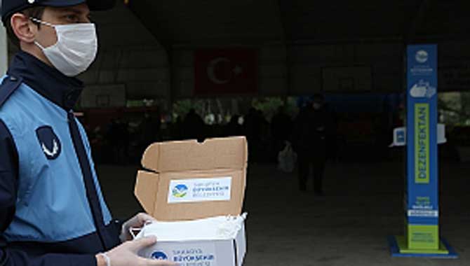 İlçelerde ücretsiz maske dağıtımı devam ediyor 