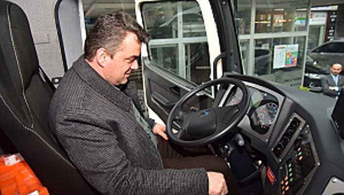 “Karasu Belediyesi, Büyük Gelişme Gösteren Araç Parkına Hibe Olarak Yeni Bir Araç Daha Kazandırıldı”