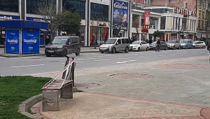 Oturma bankları şeritlerle kapatılıyor 