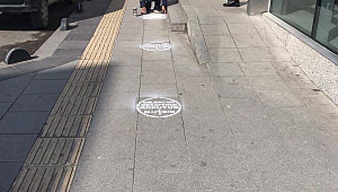 Sapanca’nın yollarında “sağlığınız için mesafenizi koruyun” yazısı 