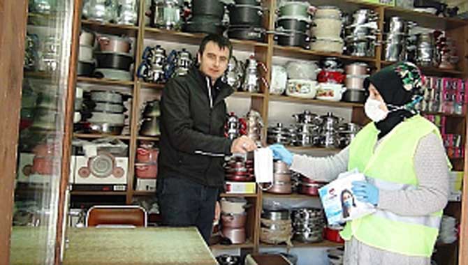 Taraklı Belediyesi vatandaşlara maske dağıtıyor 
