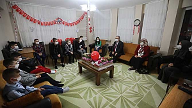 Vali Nayir İstiklal Marşını Sevgi Evlerindeki Çocuklarla Birlikte Okudu