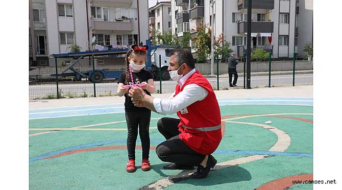 Erenler Kızılay Çocukları Unutmadı