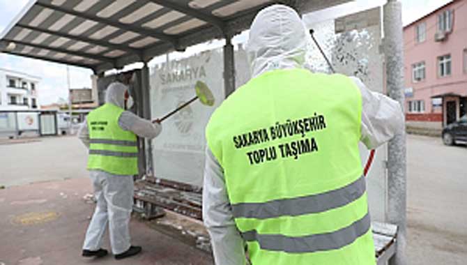 Garaj ve duraklar yıkanarak temizleniyor 