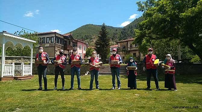 TARAKLI’DA KIZILAY ÇOCUKLARA ÇİKOLATALI SÜT DAĞITTI
