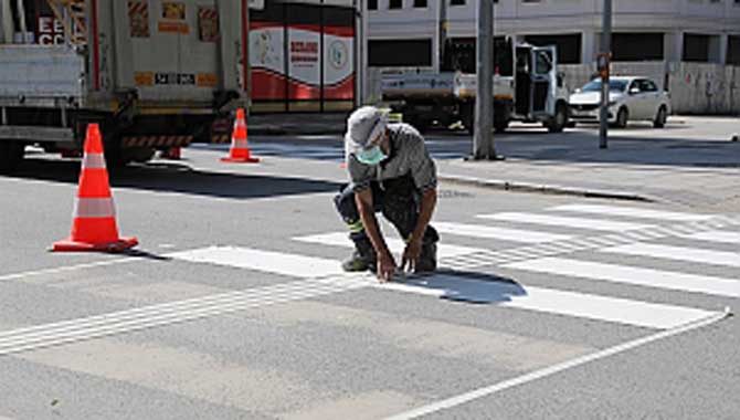 Yaya geçidi çizgileri boyanıyor 
