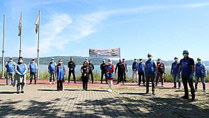 Dalgıçlar ve çevre gönüllüleri gölü temizledi 