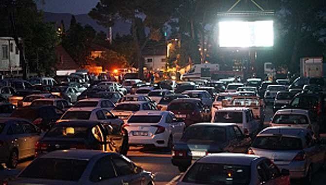 Pamukova’da arabada sinemaya yoğun ilgi 