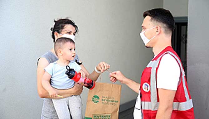 Maske ve dezenfektan dağıtımı Erenler’de devam ediyor 