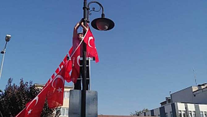 Cumhuriyet Halk Partisi Arifiye ilçe Başkanlığı tarafından Arifiye caddeleri Türk bayraklarıyla süslendi.