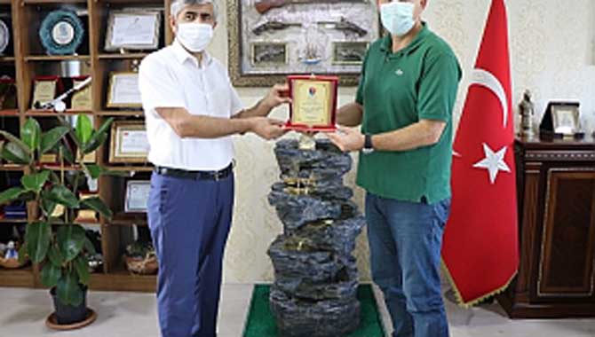 Eskrim Federasyonundan İl Müdürü Arif Özsoy’a Teşekkür Plaketi