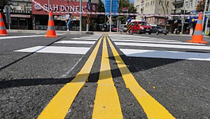 Hacıoğlu'nda yaya geçidi çizgileri tamamlanıyor