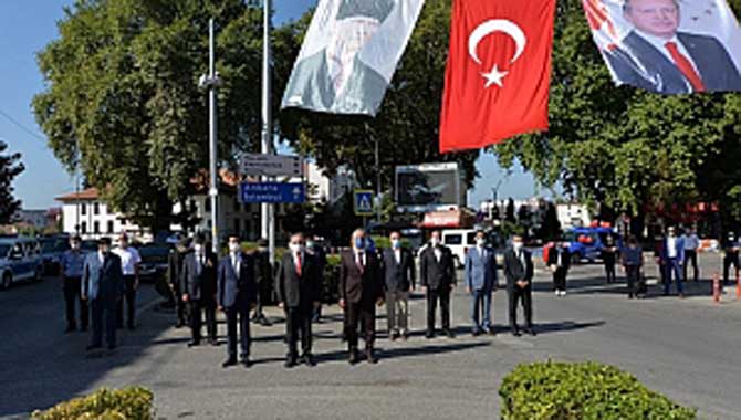 HENDEK’TE ZAFER BAYRAMI TÖRENİ DÜZENLENDİ 