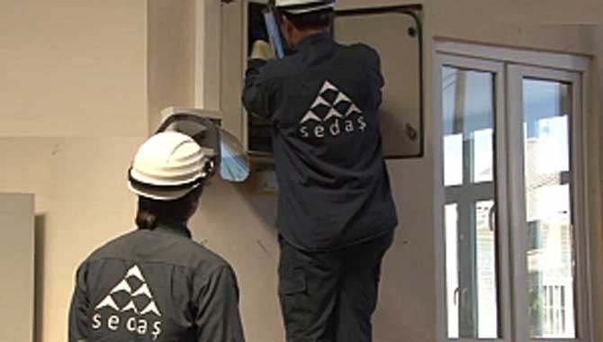 Kaçak elektrik kullanımından en büyük zararı ülke ekonomisi ve abonelerin can ve mal güvenliği görüyor. SEDAŞ; kaçak elektrik kullanımı ile mücadelesini 2020 yılında da sürdürüyor.