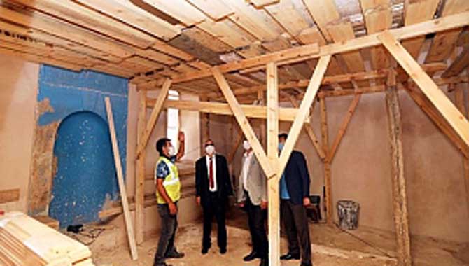  Vali Vekili Ülker Pamukova İlçesindeki Tarihi Yapıda İncelemelerde Bulundu