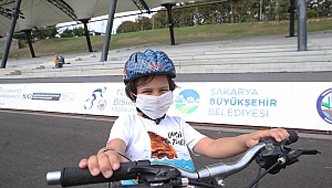 Minik bisikletçilere güvenli sürüş eğitimi 