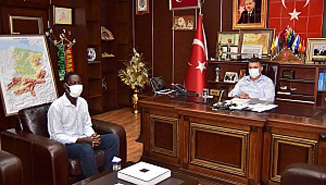 “Sudanlı Öğrenciden Başkan Sarı’ya Ziyaret” 