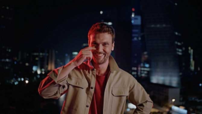 ARAS BULUT İYNEMLİ,VODAFONE’UN REKLAM YÜZÜ OLDU