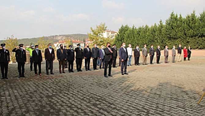 FERİZLİ’DE CUMHURİYET BAYRAMI KUTLAMALARI ÇELENK SUNMA TÖRENİ İLE BAŞLADI 