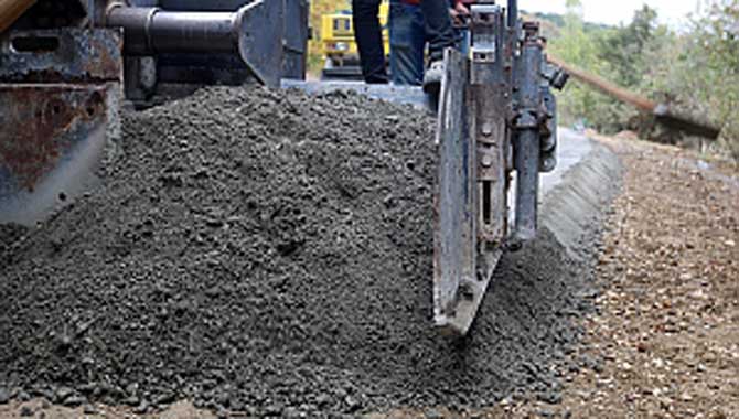 Kırsal mahalleler beton yol ile buluşuyor 