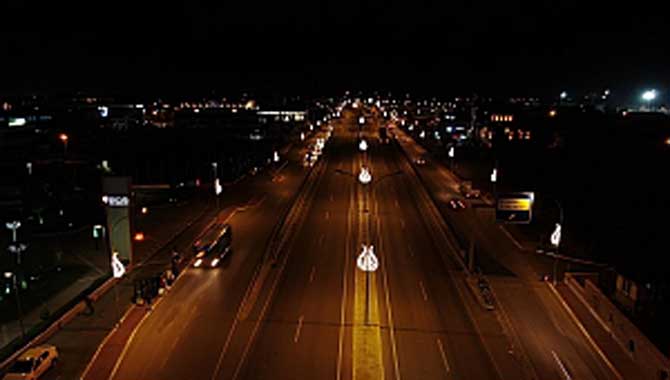 Lale motifli aydınlatmalarla estetik görünüm 