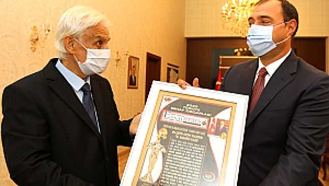 Vali Çetin Oktay Kaldırım Yılın En Başarılı Esnaf Dostu Valisi Ödülüne Layık Görüldü 