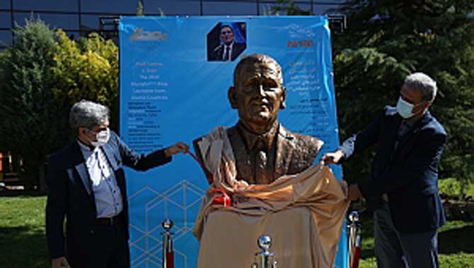 KOÇ ÜNİVERSİTESİ REKTÖRÜ PROF. DR. UMRAN İNAN’IN BÜSTÜ TAHRAN BİLİM PARKI’NDA AÇILDI