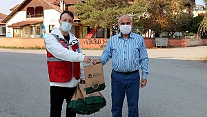 Maske ve dezenfektan dağıtımı Akyazı'da devam ediyor