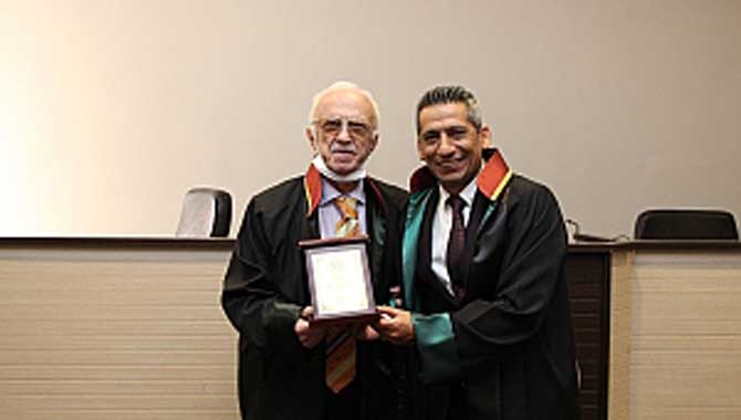 Meslekte 20, 25 ve 40. yılını dolduran avukatlara plaket 