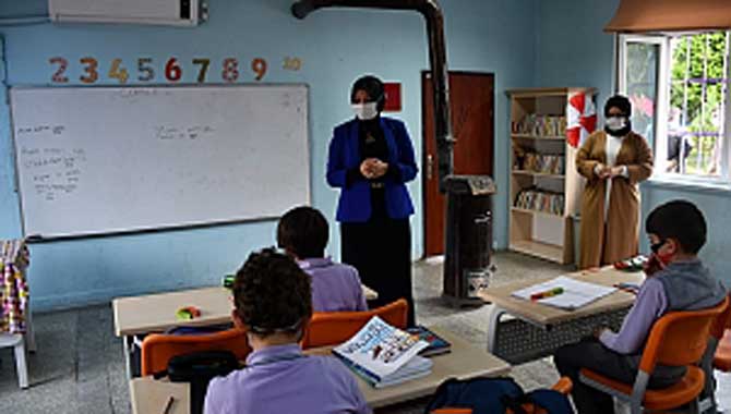 Sarıcalar İlkokulunu ziyaret etti. 