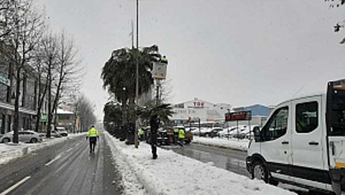 Büyükşehir karla mücadeleyi sürdürüyor