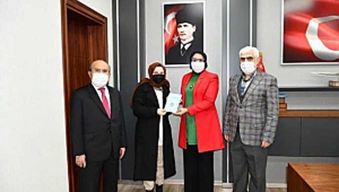 Edebiyat Dünyası Genç Bir Yazarla Tanıştı. 